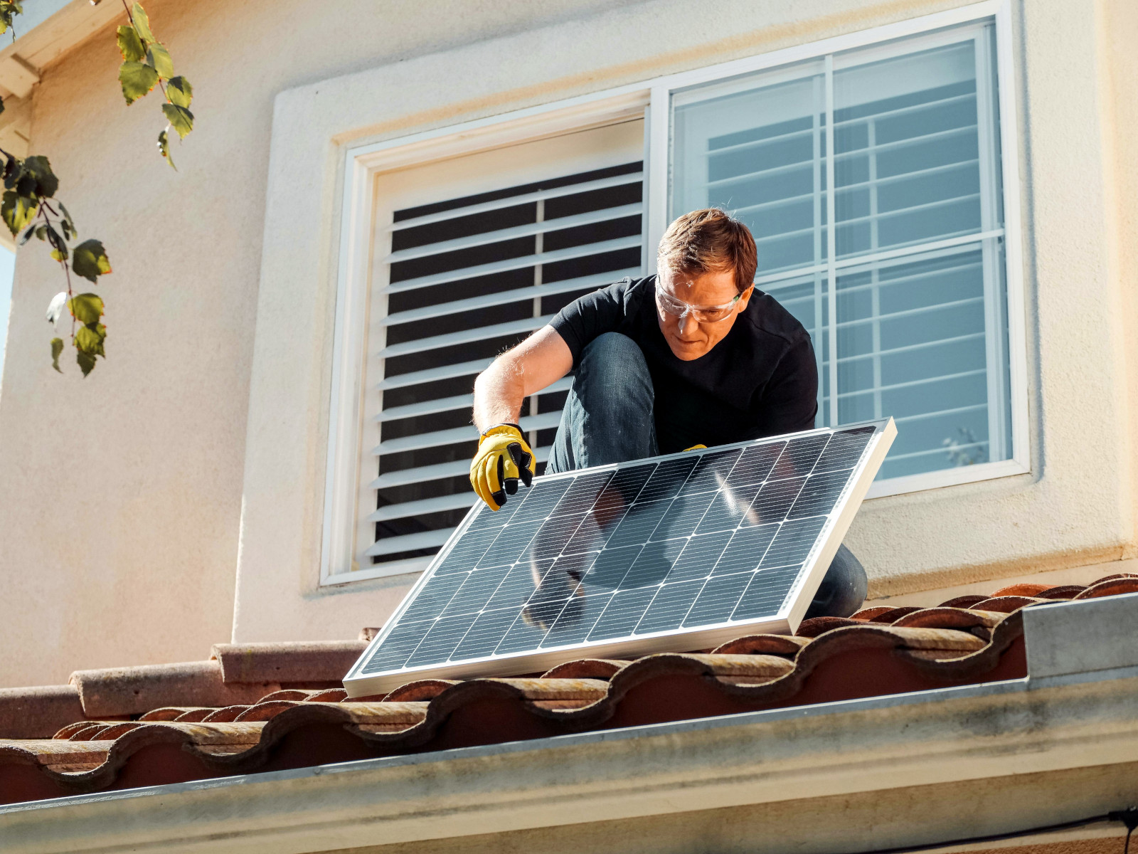 Solarpanel auf Dach beim Montieren